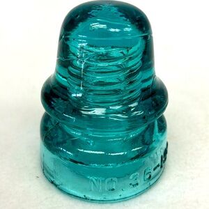 - Vintage GAYNER no 36- 190 made in the USA  teal signal glass insulator